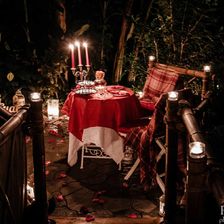 Романтический ужин возле водопада