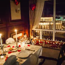 Романтическое свидание в ресторане 