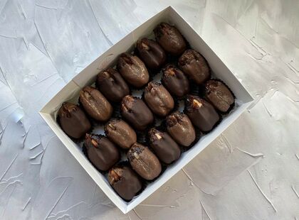 Dates in chocolate. 