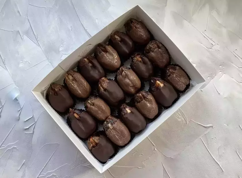 Dates in chocolate. 